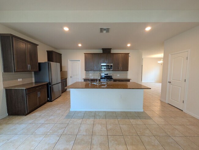 Building Photo - 4/2.5/2 with Large Game Room / Near Gruene...