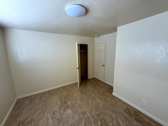 Building Photo - 487 Larson Ct