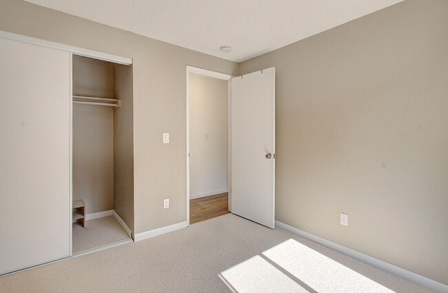 Building Photo - Spacious 4bd 2.5ba Home - Avail. Now!