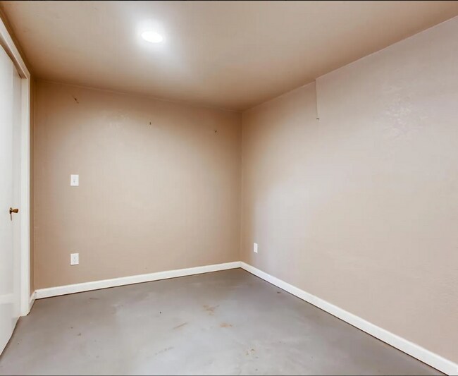 Building Photo - Cute Bungalow - Close to Downtown + Finished Basement!!