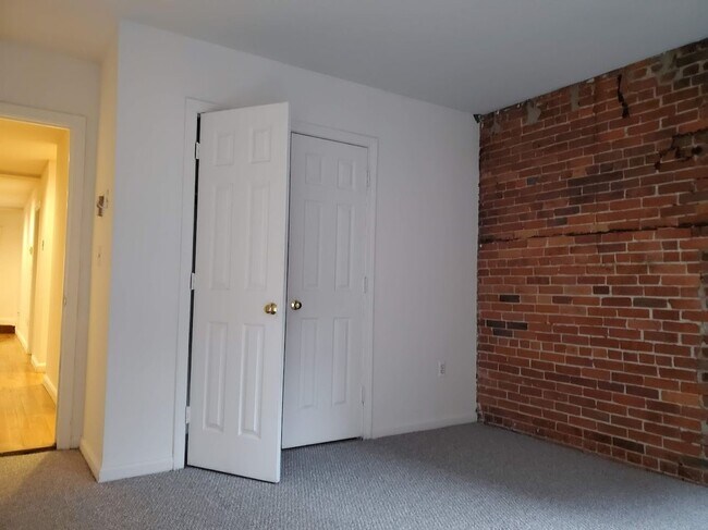 Building Photo - Nice 3 bed in South End