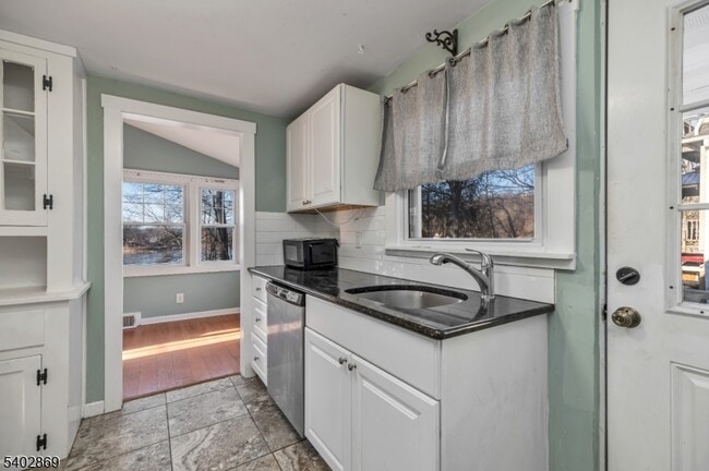 Building Photo - 103 Upper Lakeview Ave