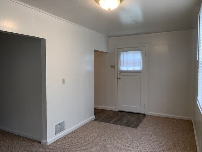 Building Photo - 2 Bed 1 Bath