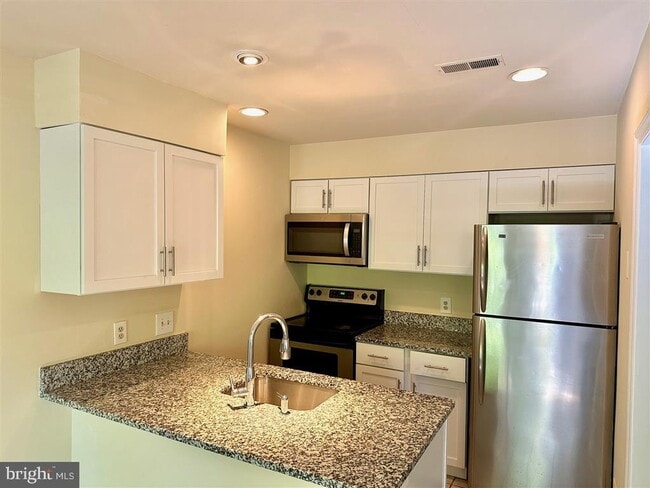 Building Photo - 6077 Deer Hill Ct