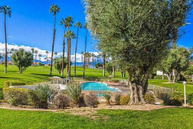 Building Photo - 289 Vista Royale Cir W