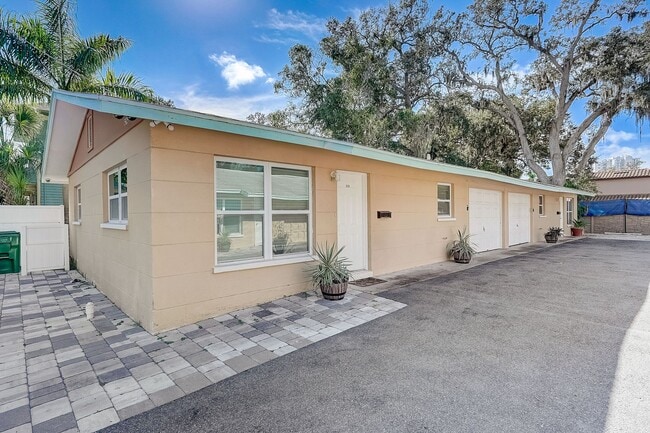 Building Photo - 2 Bed / 1 Bath Cozy Downtown Duplex Apartment