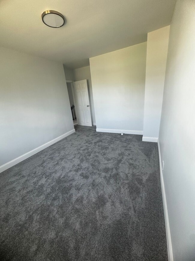 Building Photo - Beautiful newly renovated home in the Midd...