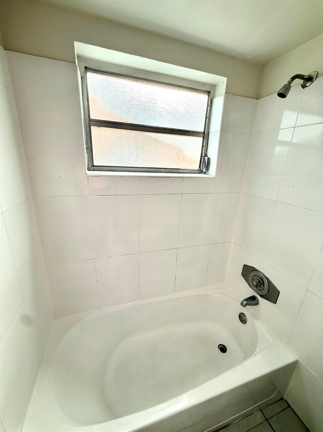 Building Photo - 3880 Woodside Dr