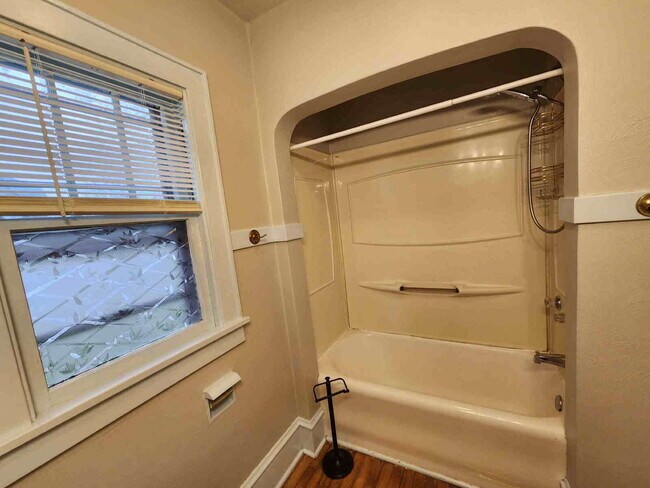 Building Photo - Character Home in NICE Neighborhood