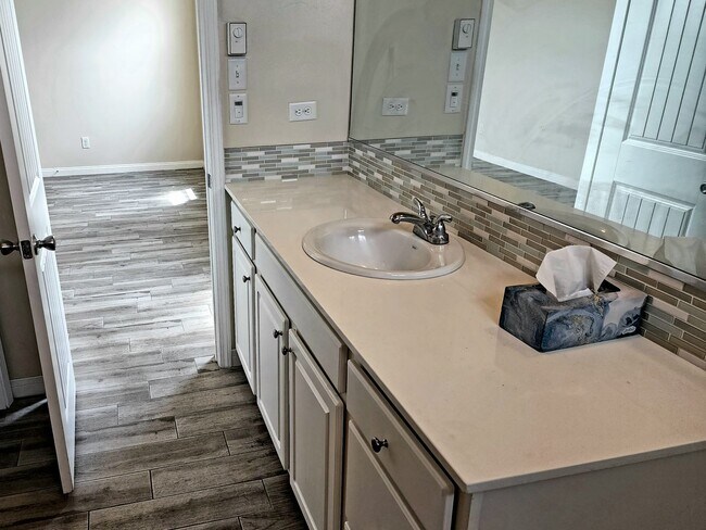 Building Photo - NE Bakersfield 4 bed 2 bath home with sola...