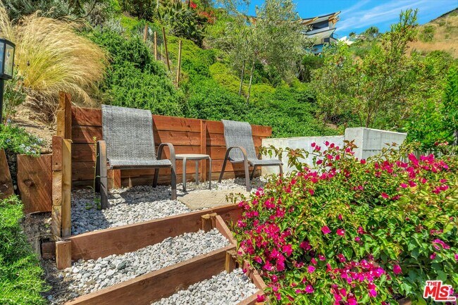 Building Photo - 3859 Rambla Pacifico St
