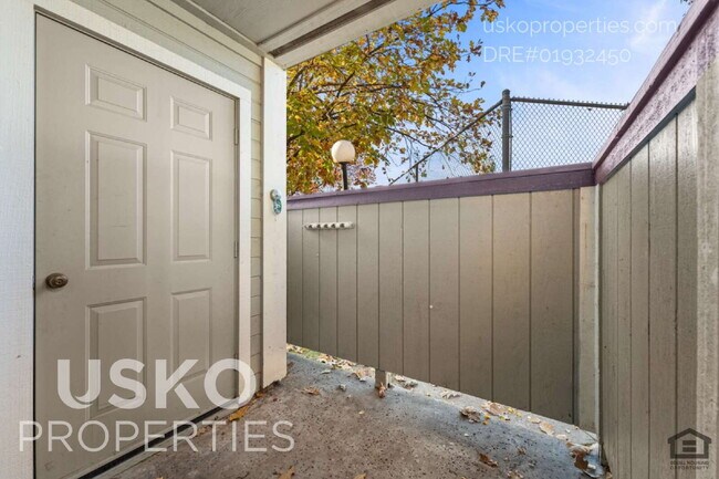 Building Photo - "Spacious 3-Bed Condo with 2 Baths in Citr...