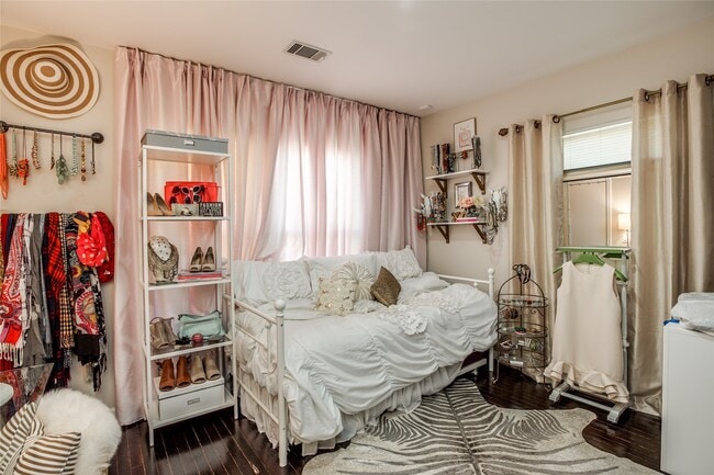 Building Photo - 910 W 9th St