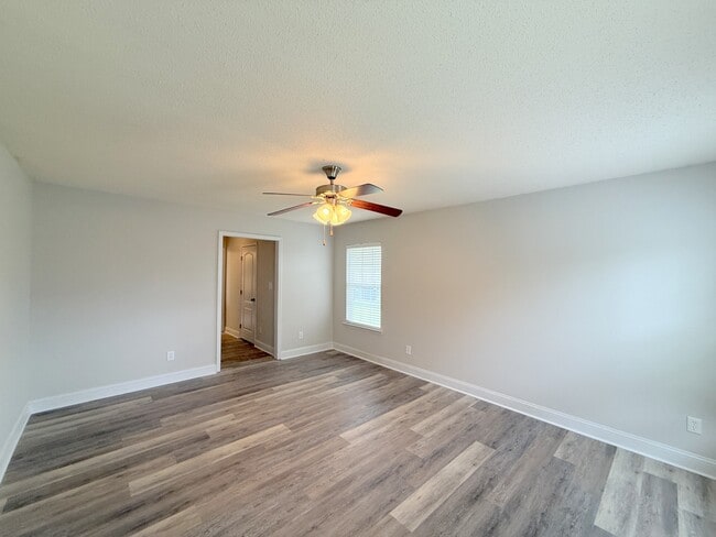 Building Photo - 211 High Green Dr