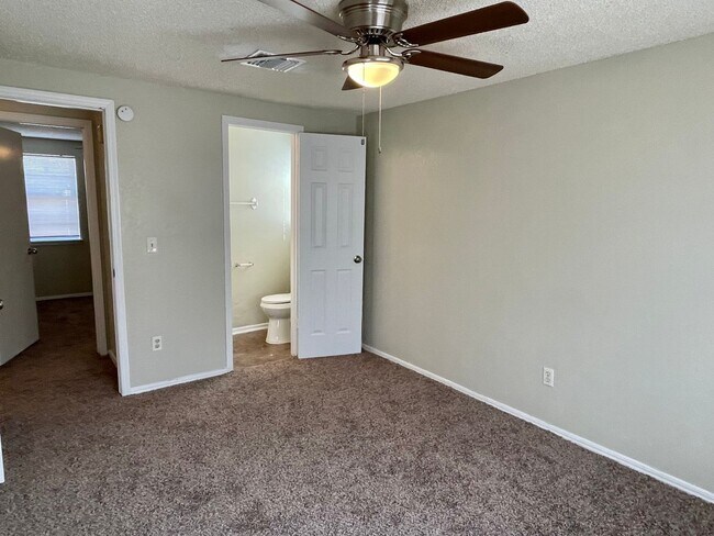 Building Photo - Updated 3 bed 1.5 bath