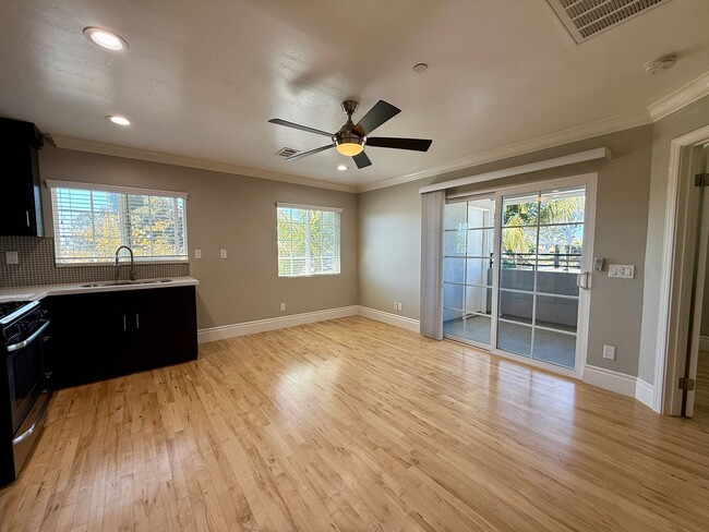 Building Photo - UPSTAIRS UNIT! Washer&Dryer! Assigned Park...
