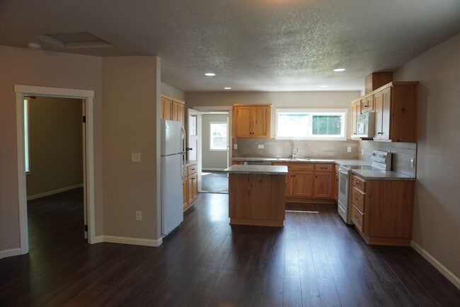 Building Photo - 205 N Hubbard Ave
