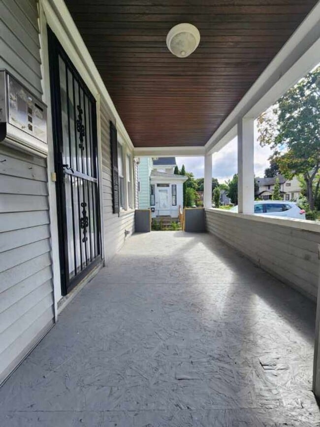 Building Photo - Three Bedroom Single Family Home!