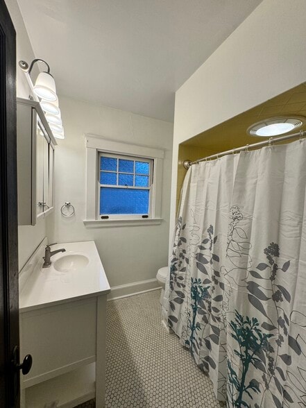 Full bath with shower and tub. - 45 Hartweg Ave