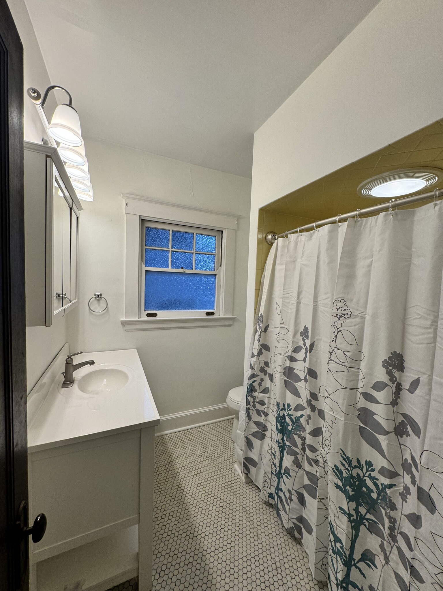 Bath - 45 Hartweg Ave