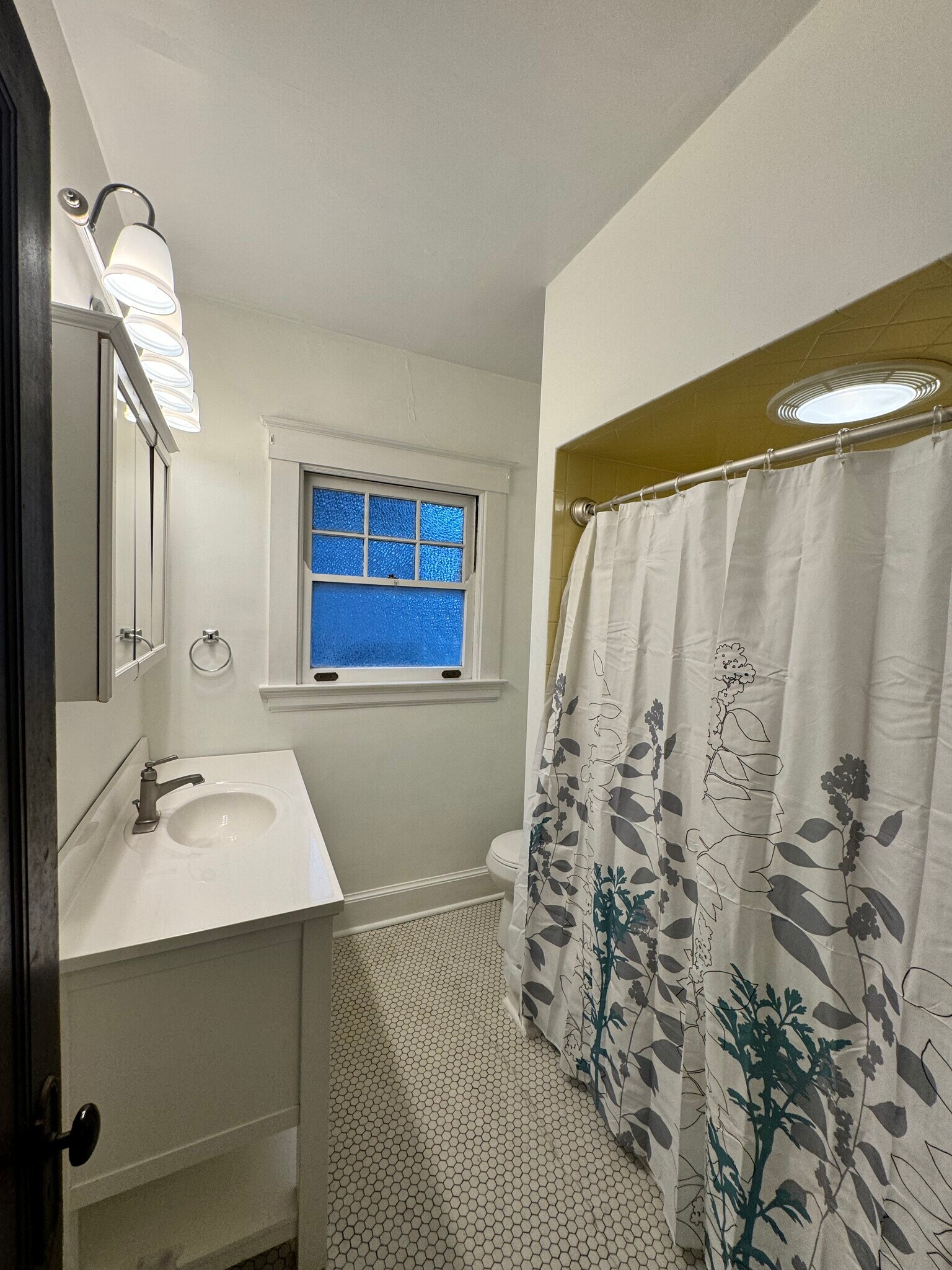 Full bath with shower and tub. - 45 Hartweg Ave