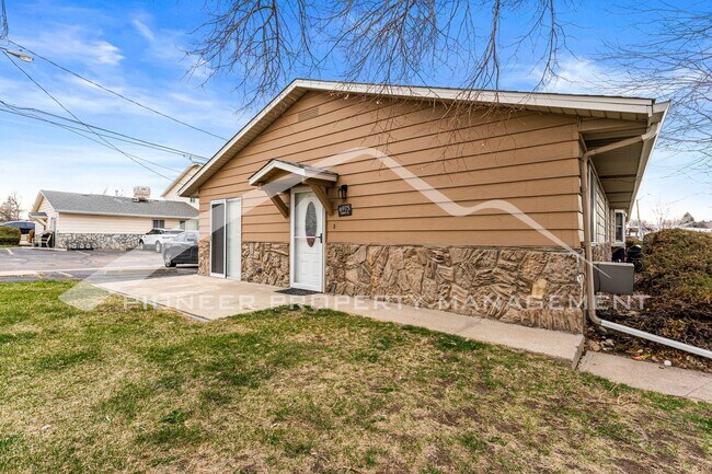 Building Photo - Beautiful Townhome with Detached Garage and Pool Access!