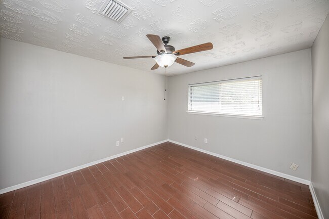 Building Photo - 6835 Castleview Ln