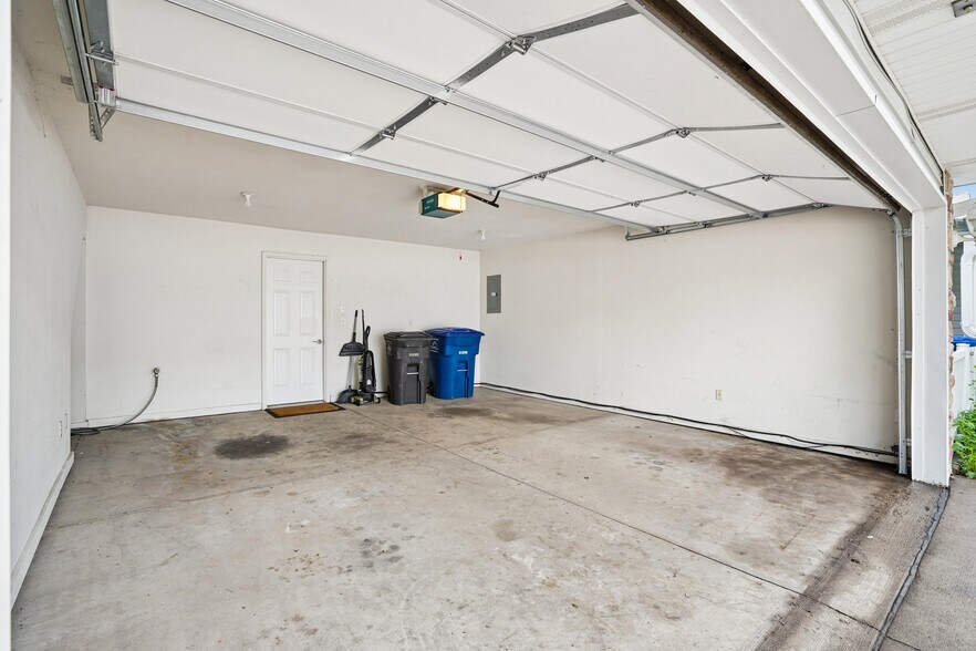 Building Photo - 2100 Meadow Chase Ln