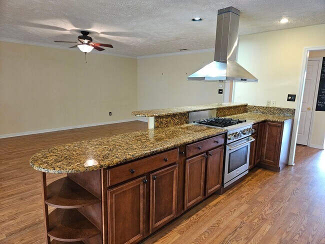 Building Photo - New on Rental Market - 3 bed, 2 bath, full...