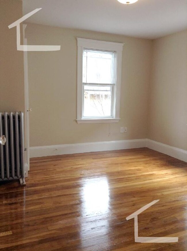 Building Photo - Spacious 3 bedroom with parking & water in...