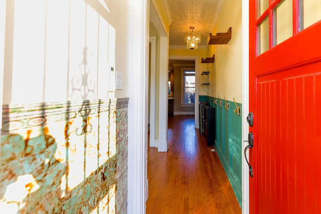 Building Photo - Fully Renovated 3 BR/1.5 BA Apartment in C...