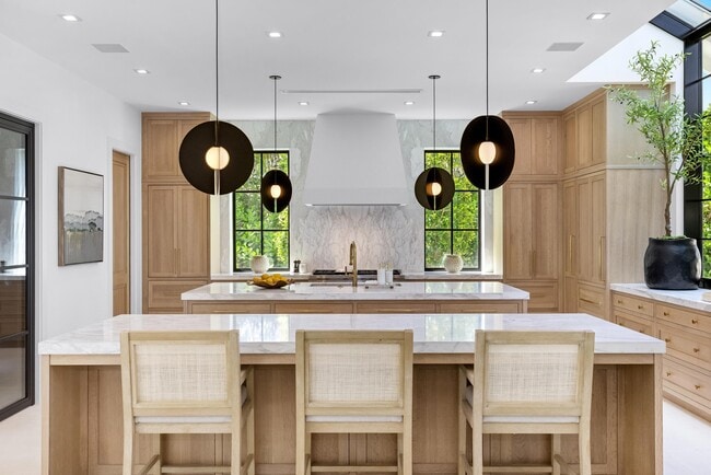 Building Photo - 734 S Ocean Blvd