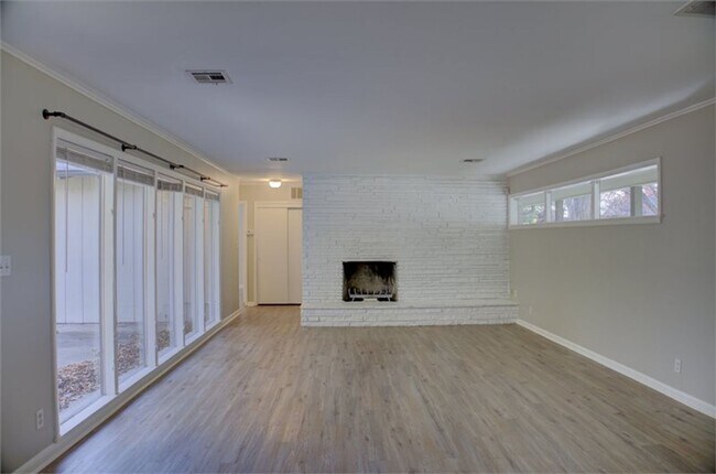 Building Photo - Beautiful Ranch-Style Rental in Marion Gar...