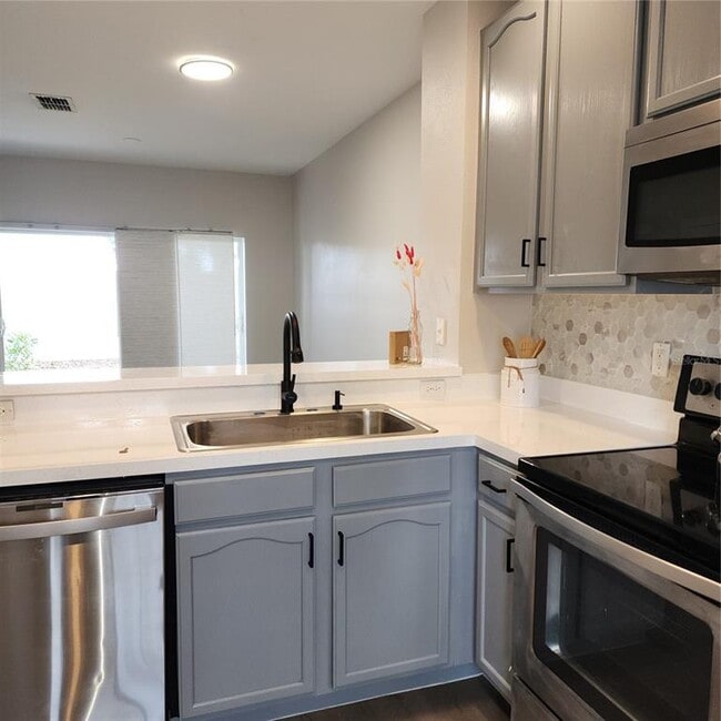 Building Photo - 10672 Savannah Wood Ct