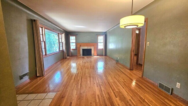 Building Photo - Amazing 4-Bedroom Retreat with 2 Full Baths and 2400 Sq Ft of Space in Minneapolis.