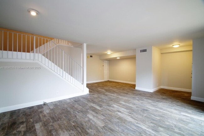 Building Photo - 3010 Willow Ln