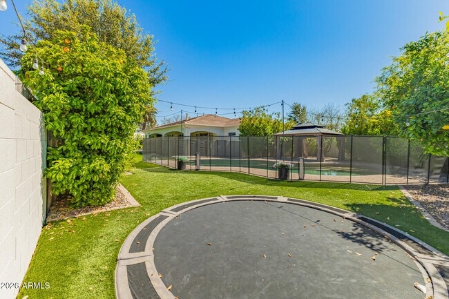 Building Photo - 326 W Loma Ln