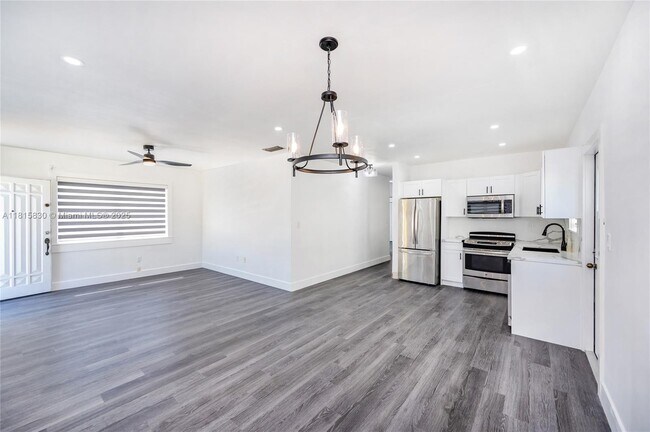 Building Photo - 1704 S Le Jeune Rd