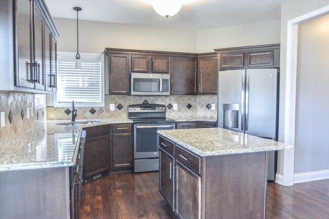Building Photo - Dog Friendly Three Bedroom in Rossview!