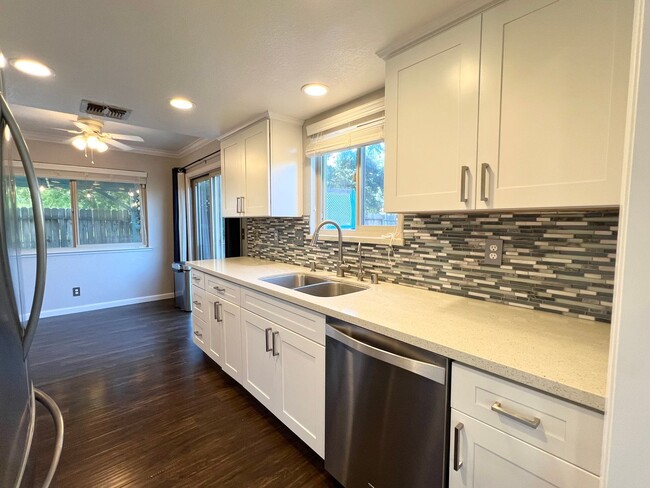 Building Photo - Beautiful Four Bedroom Home in Elk Grove