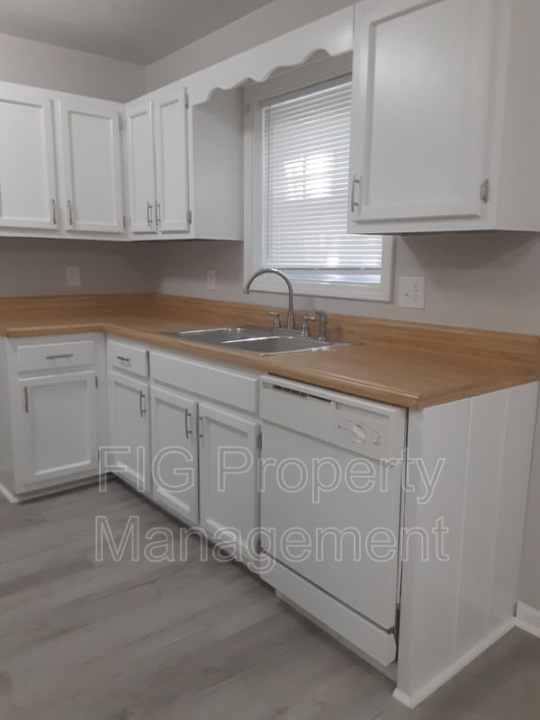 Building Photo - 1631 E Main St