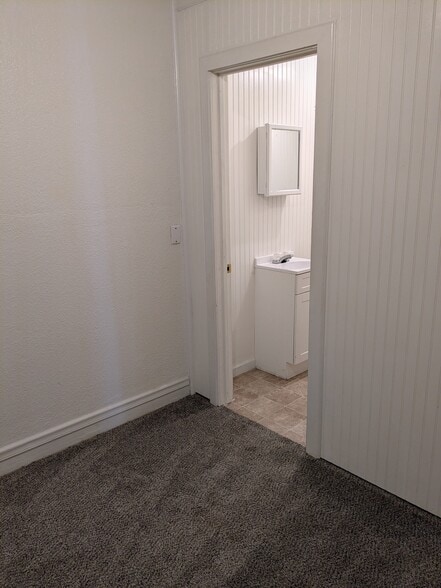 Building Photo - 303 S 5th St