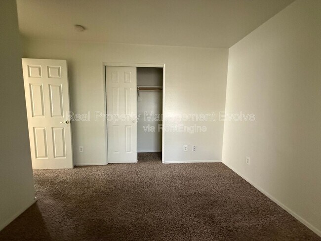 Building Photo - 1225 W Shumway Farm Rd