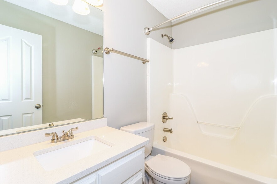 Building Photo - 3915 Woodland Dr