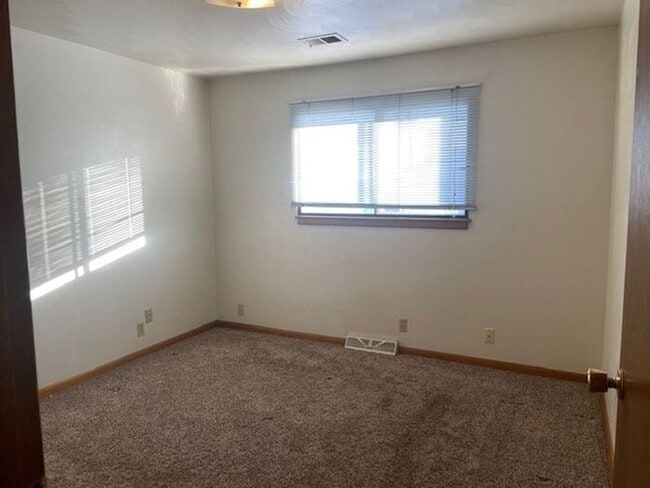 Building Photo - Upper Level 2 Bedroom 1 Bath Duplex Unit in Central Loveland, CO