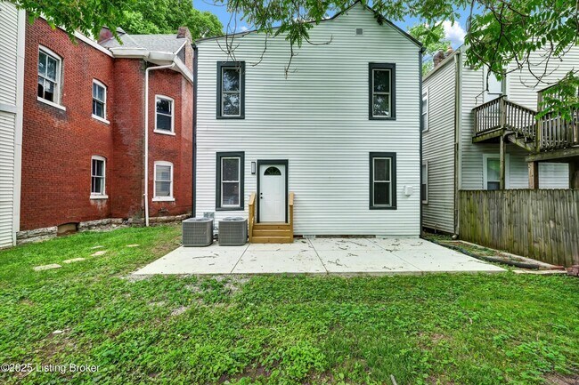 Building Photo - 1426 S Brook St