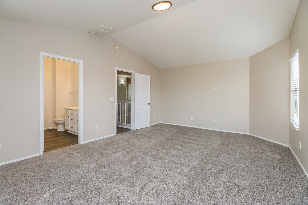 Building Photo - 9216 W Globe Ave