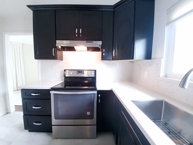 Building Photo - Lovely top floor condo unit; 2 bed/ 2 bath