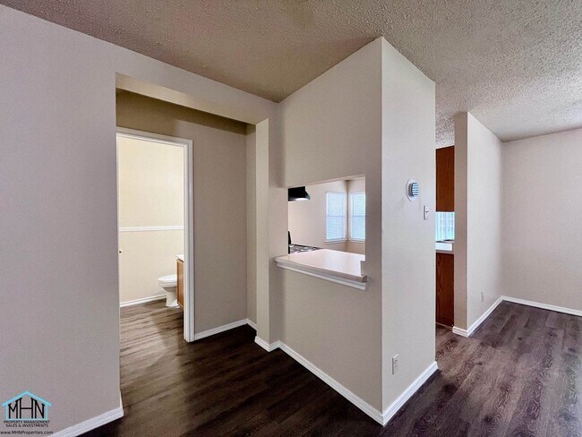 Building Photo - 8143 Chestnut Manor Dr