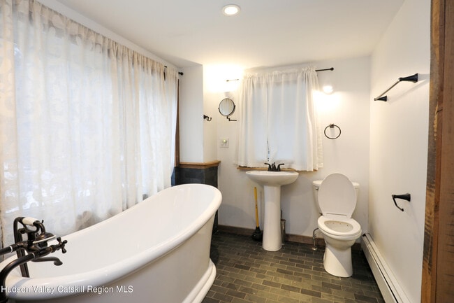 Building Photo - 683 Woodland Valley Rd